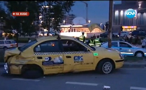 Такси премаза 11 души на автобусна спирка в София