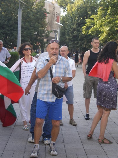 Шепа протестиращи с камбани в тих Бургас