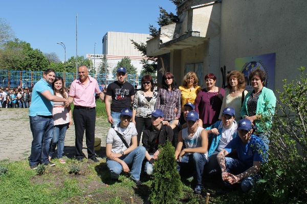Младежи подариха на ученици борово дърво