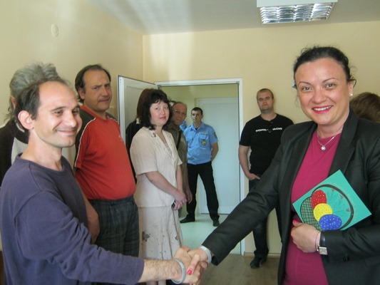 Ивелина Василева зарадва обитателите на Центъра за временно настаняване в Бургас