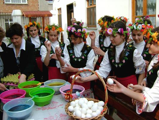 Български Великден с яйца и козунаци в Одрин