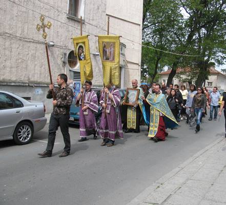 Вярващи обиколиха напукания бургаски храм с плачещата Богородица