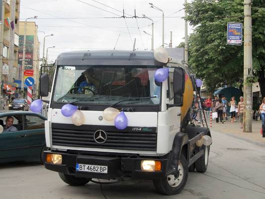 Великотърновски абитуриенти с бетоновоз на бала си