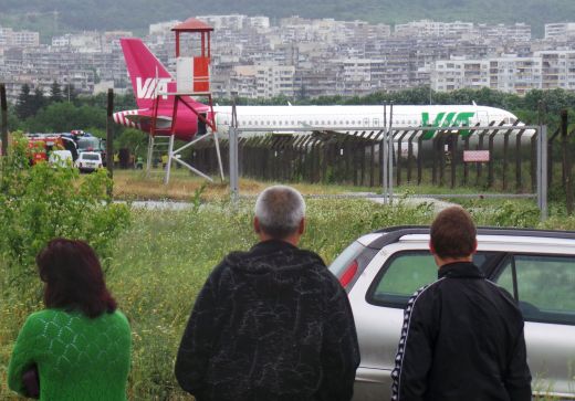 Самолет излезе от пистата на Летище Варна, двама пострадаха