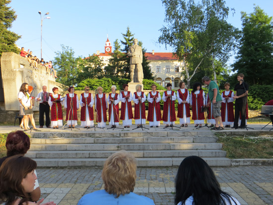 Фолклорни таланти дебютират на Божура