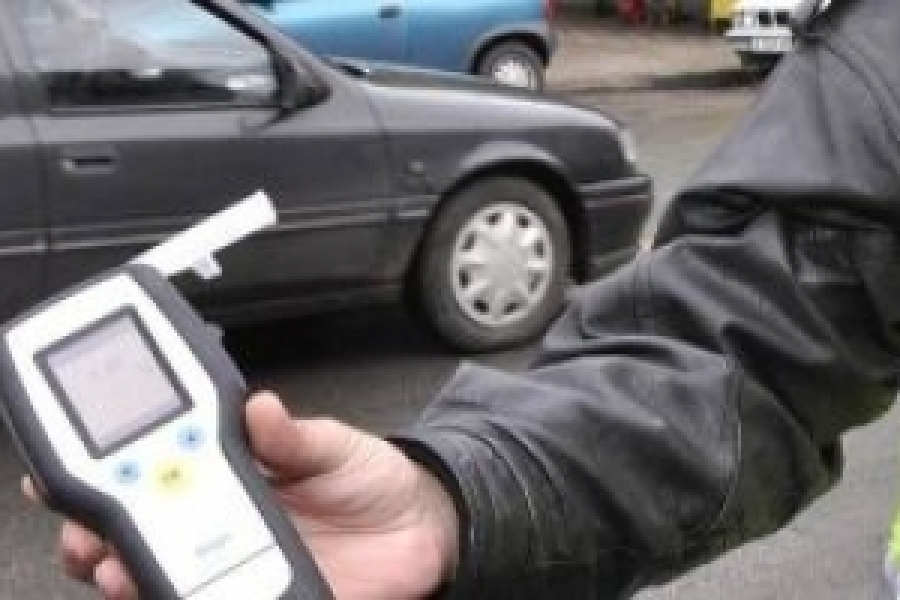 Надрусан се метна да кара без книжка