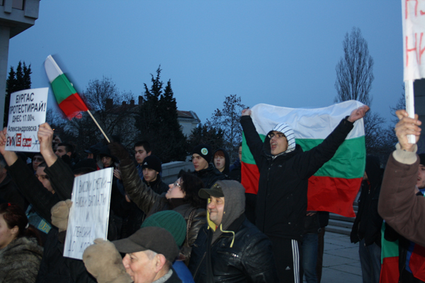 Протестиращи от 35 града с общи искания