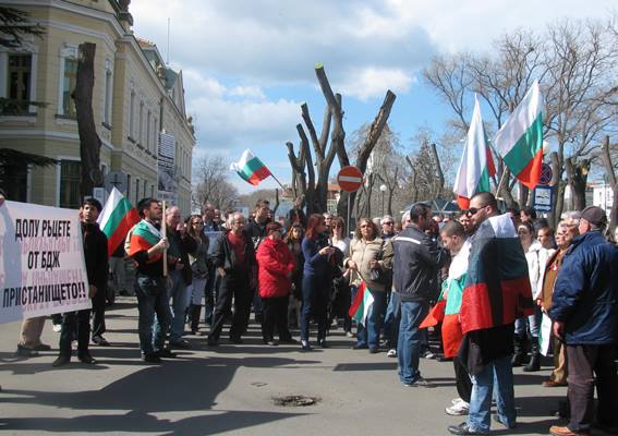 Стотина скандираха „Мафия“ пред бургаския порт