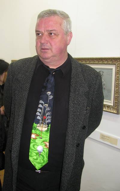 Местен политик събра погледите на изложба с колоритна вратовръзка