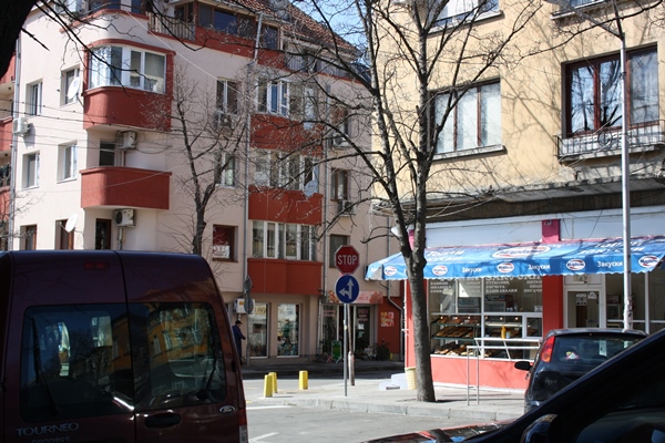 Свирене на гуми заради бургаски пътен знак за последно