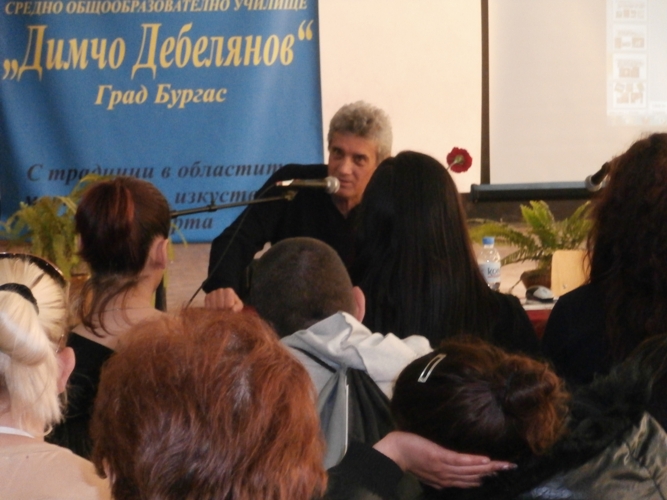 Ученици от СОУ „ Димчо Дебелянов”   посрещнаха посланик на поезията