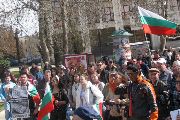  Бургаският кмет и протестиращи на една маса