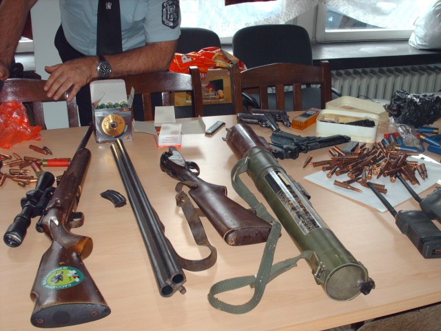 Пипнаха бургазлия с боен арсенал в дома му