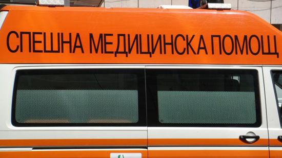 Жена яде закуска, намерена на улицата. В кома е