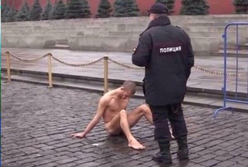 Безумец закова тестисите си на Червения площад, нарече акцията си 