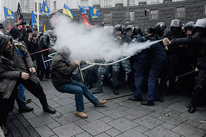 Сълзотворен газ и палки срещу протестиращите в Украйна