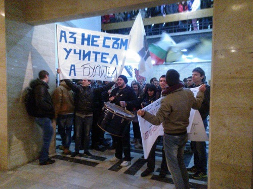 Студенти от  УНСС  обидени на ректора си Стати Статиев