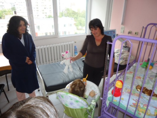 Доброволци раздадоха прегръдки в Бургаската болница