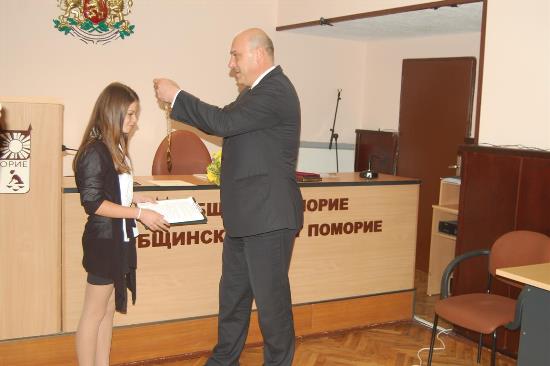 Седмокласничка пое Община Поморие