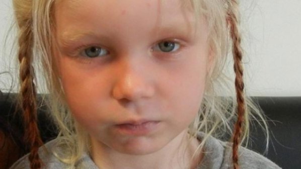 Търсят родителите на русото момиченце от циганския катун