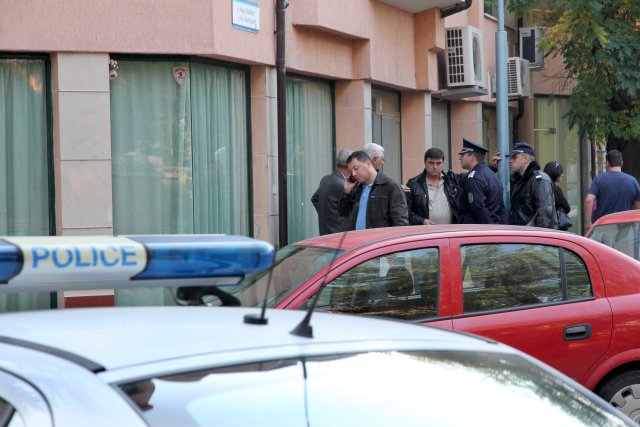 В Пловдив 15-годишен бере душа, прободен многократно от приятел