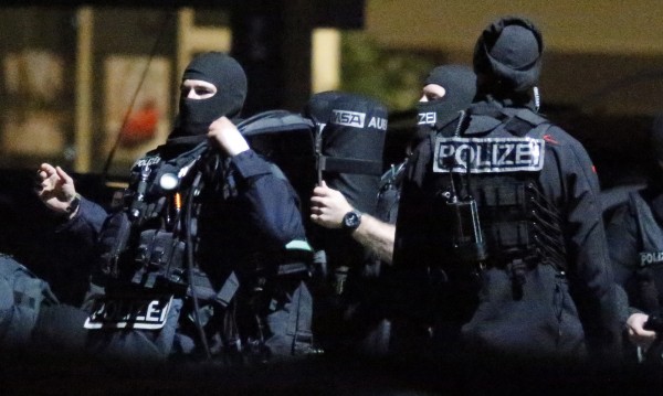 Похитител взе за заложници 12 души в Германия
