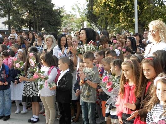 И в Поморие новата учебна година започна с подаръци и емоции