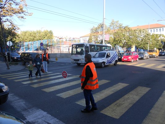 Рафи препоръчва: Пресичайте на пешеходна пътека!