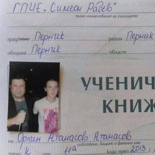 Единадесетокласник позира в бележника си с Тони Стораро