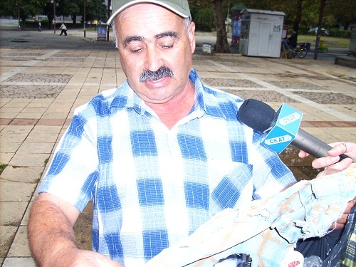 Баща носи парче от ризата на убития си син втора година