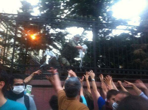 Военните застанаха на страната на протестиращите в Истанбул