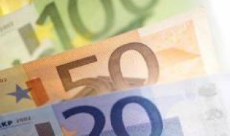 Уволниха банков чиновник, изсипал 90 000 евро в река