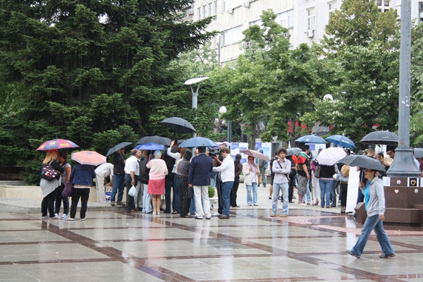 Дъждът охлади протестите в Бургас