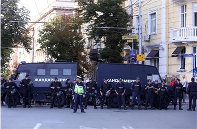 Атакисти и протестиращи се замерят с бутилки пред централата на 