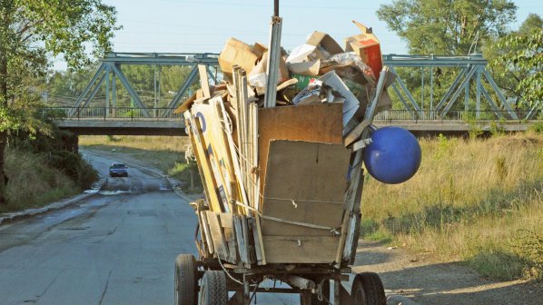 Почина един от пътуващите в каруцата, в която се заби лека кола