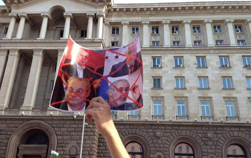 Парламентът под блокада