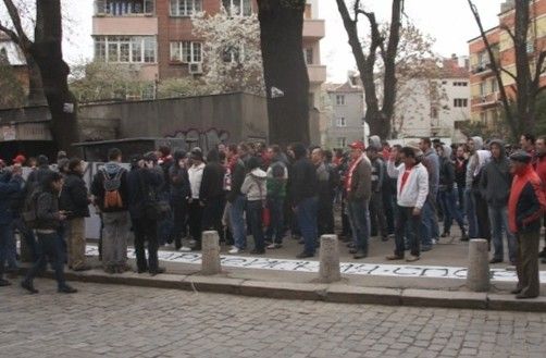 Феновете на ЦСКА потрошиха сградата на БФС	