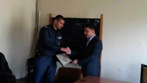 Наградиха полицай, успял да измъкне пиян бургазлия от горящия му апартамент