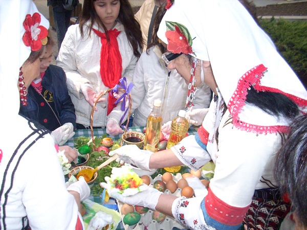 8 жени от Люляково боядисват 150 яйца на пъпа на Бургас