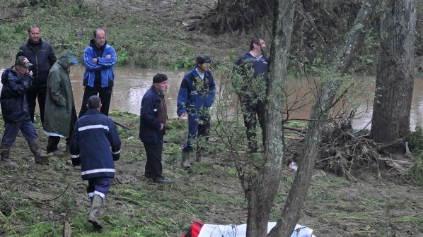 Източват язовир за телата на тримата удавени край Винево  