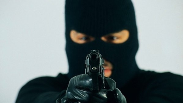 Мъж изпразнил цял пълнител на пъпа на Бургас, гледаха делото днес