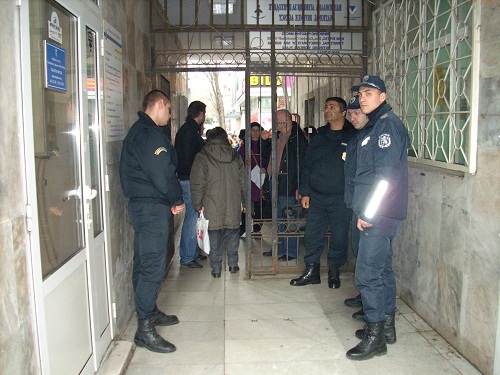 Кротко, но с полиция разпределиха сергиите за мартеници