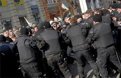 В Пловдив зоват за гражданска война, изпочупиха прозорците на Джумая джамия