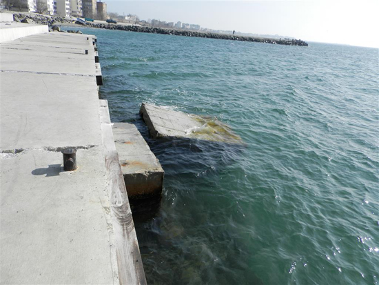 Извършва се проверка на щетите по дигата на ул. „Морска” в Поморие