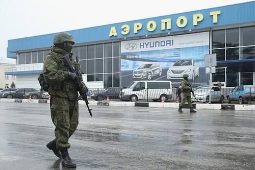 Руски военни контролират летище в Крим, Украйна се бои за суверинитета си