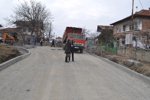 Възстановяват пътната настилка в Горно Езерово
