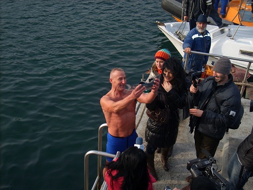 Васил скочи в морето за кръста, а излезе с риба