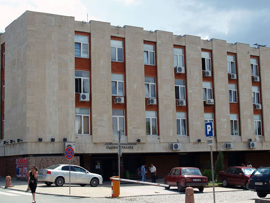 16-годишен уби възрастен мъж в Сливенско
