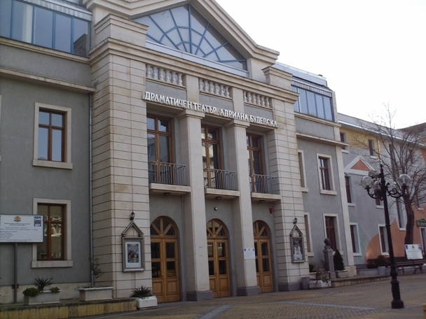 Важно: Две представления отпадат заради грипа