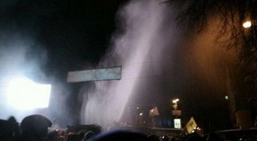 Правителството на Украйна разреши водометите и спецтехника срещу протестиращите